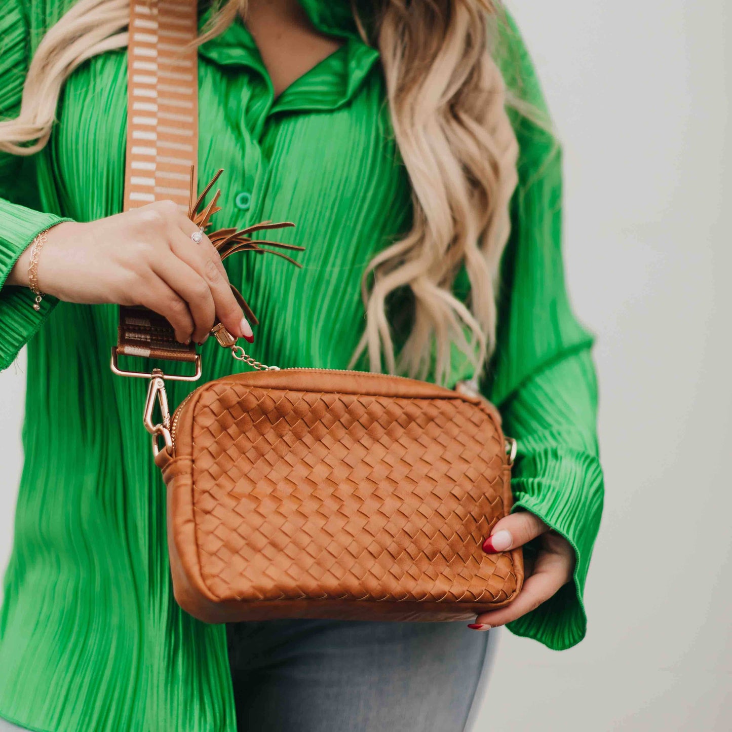 Woven Willow Camera Crossbody Bag: Checkered Brown