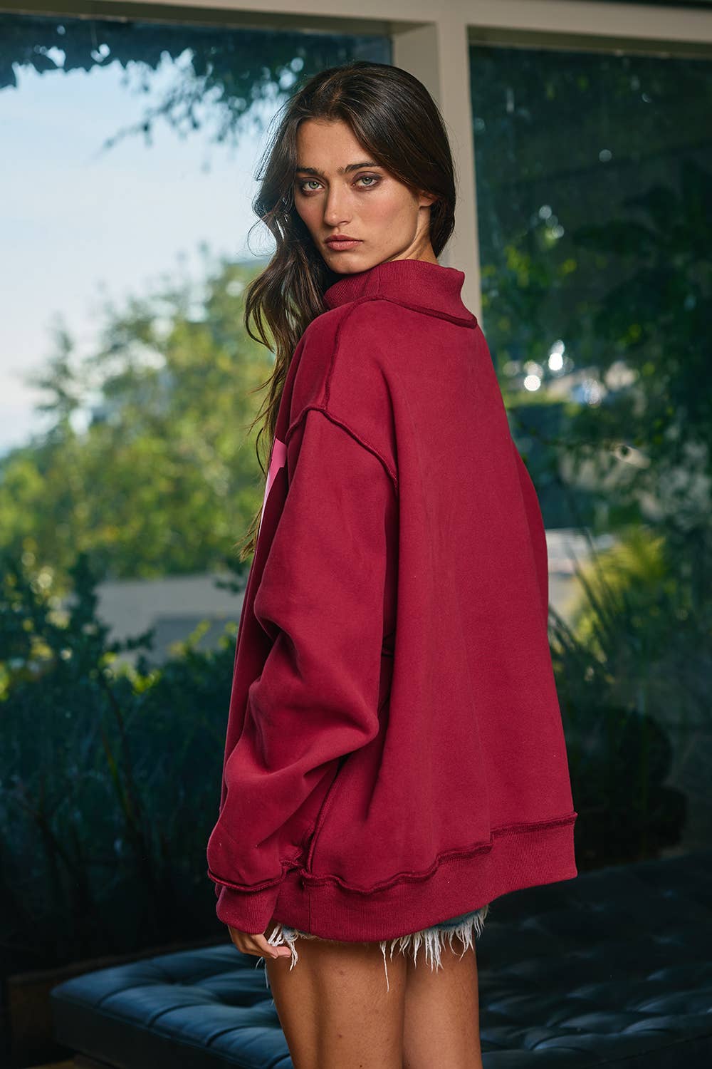 IT2594-DILLYDALLY | 'DILLY DALLY' Mockneck Sweatshirt: Burgundy