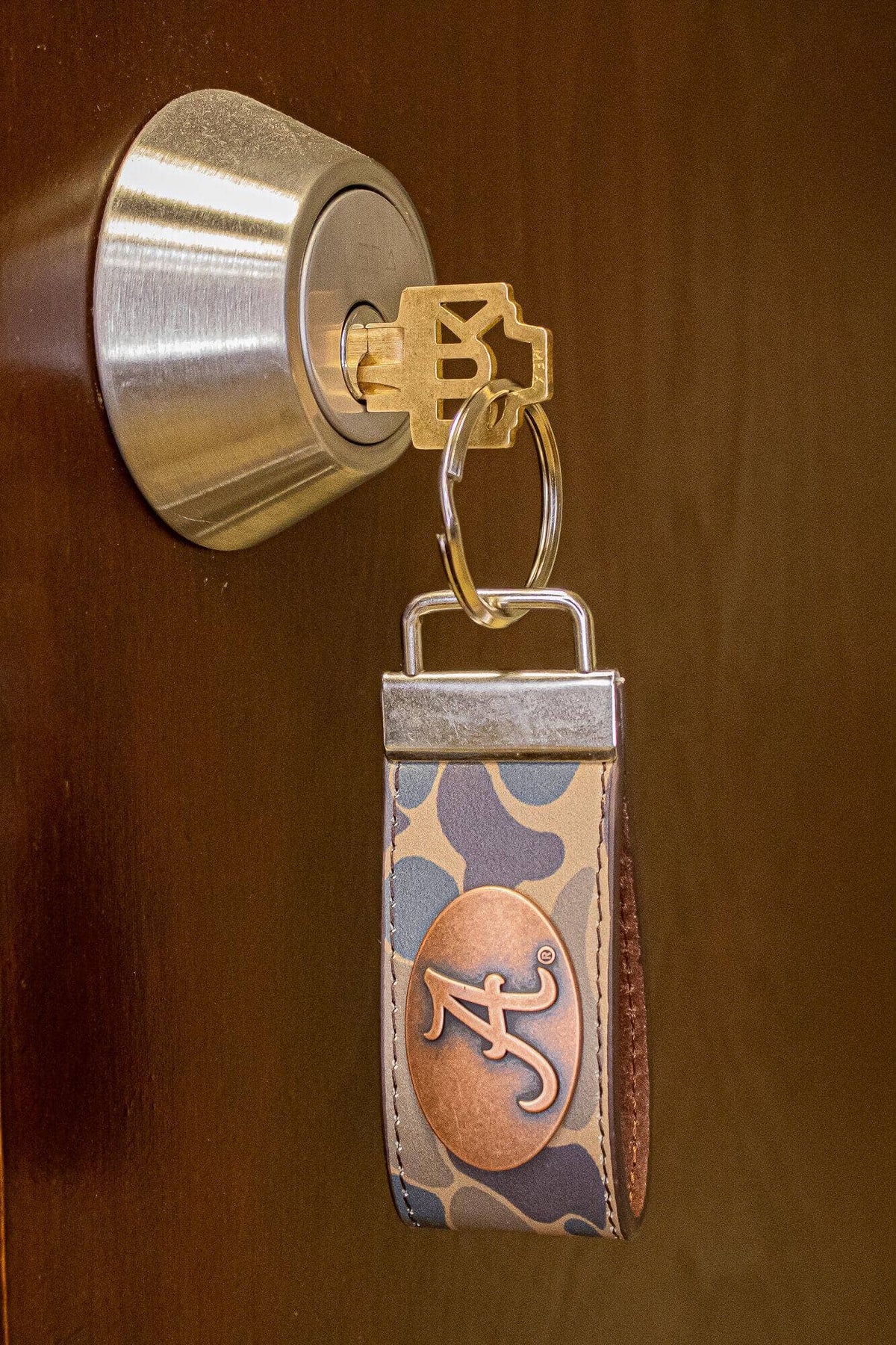 Alabama Crimson Tide Old School Camo Leather Loop Keychain.: Brown/Tan Camo