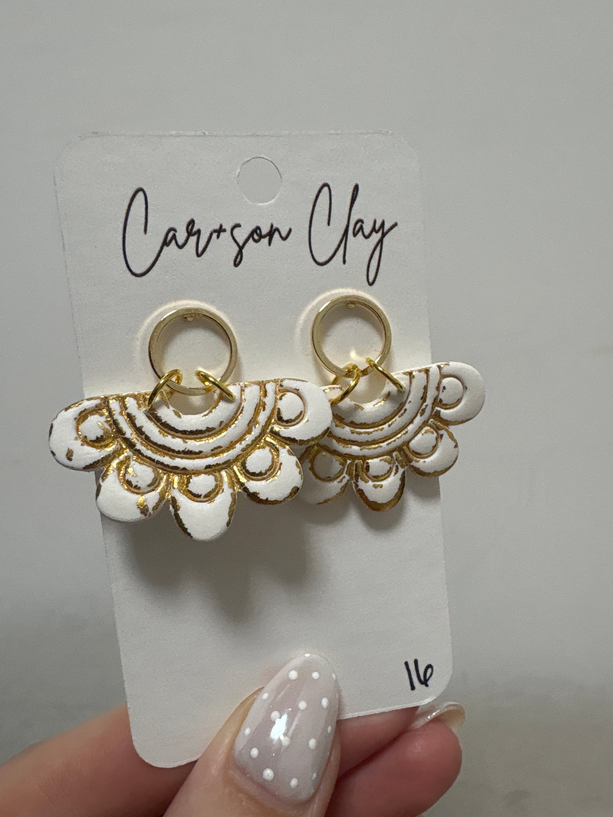Car+son Clay half flower earrings Gold/white