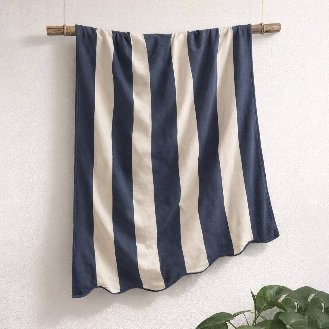 Large Scalloped Striped Beach Towel 90 x 170cm - 100% Cotton: Navy