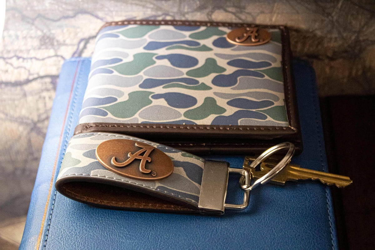 Alabama Crimson Tide Old School Camo Leather Loop Keychain.: Brown/Tan Camo