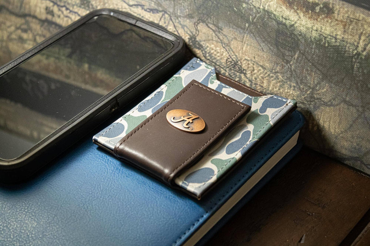 Alabama Crimson Tide Men's Magnetic Front Pocket Old School Camo Leather Wallet.: Brown/Tan Camo