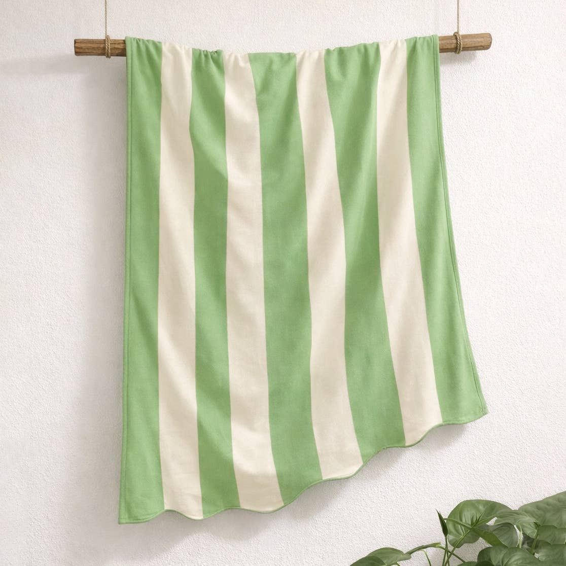 Large Scalloped Striped Beach Towel 90 x 170cm - 100% Cotton: Navy