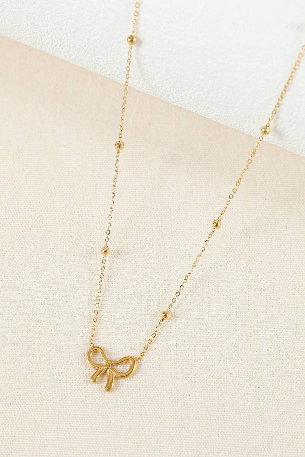 Valentines Bowknot Pendant Choker Necklace: Gold / Alloy