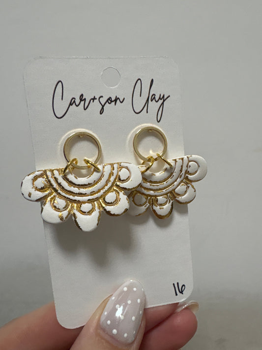 Car+son Clay half flower earrings Gold/white