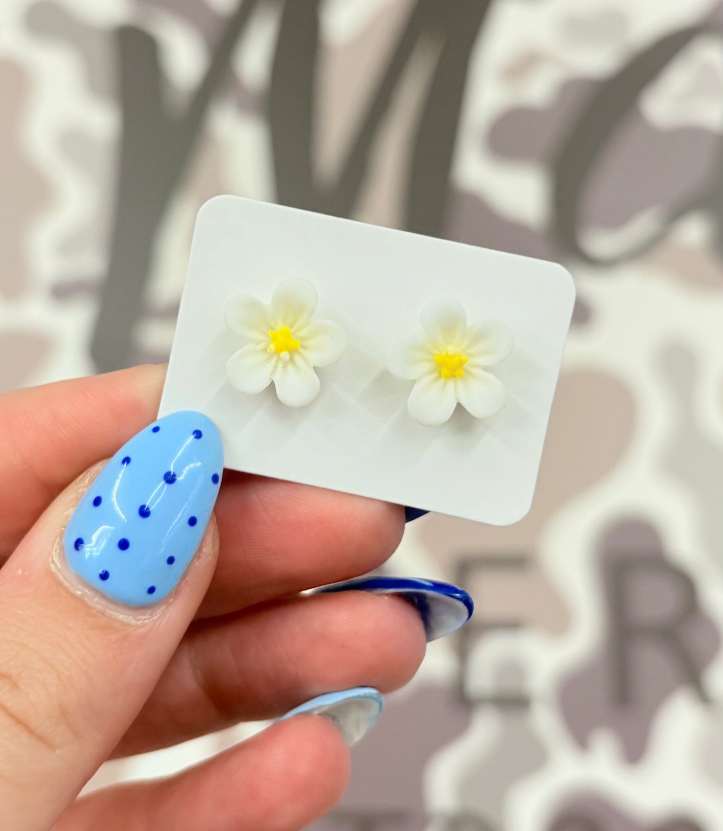 Car+son Clay Mini Flower Studs -White