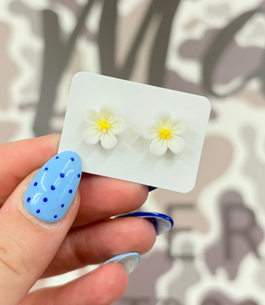 Car+son Clay Mini Flower Studs -White