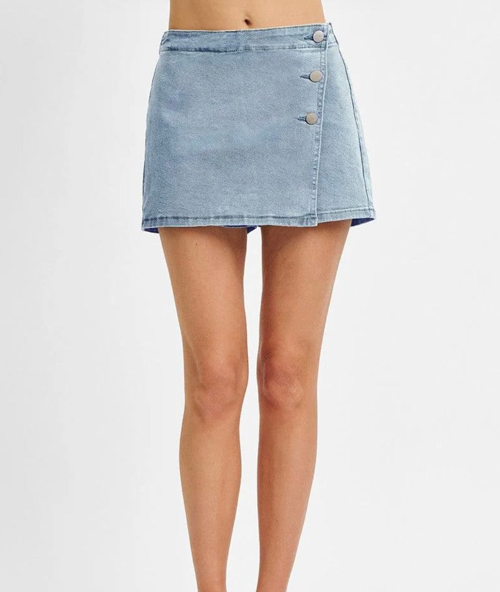 RISEN HIGH RISE BUTTON SKORT || White DENIM