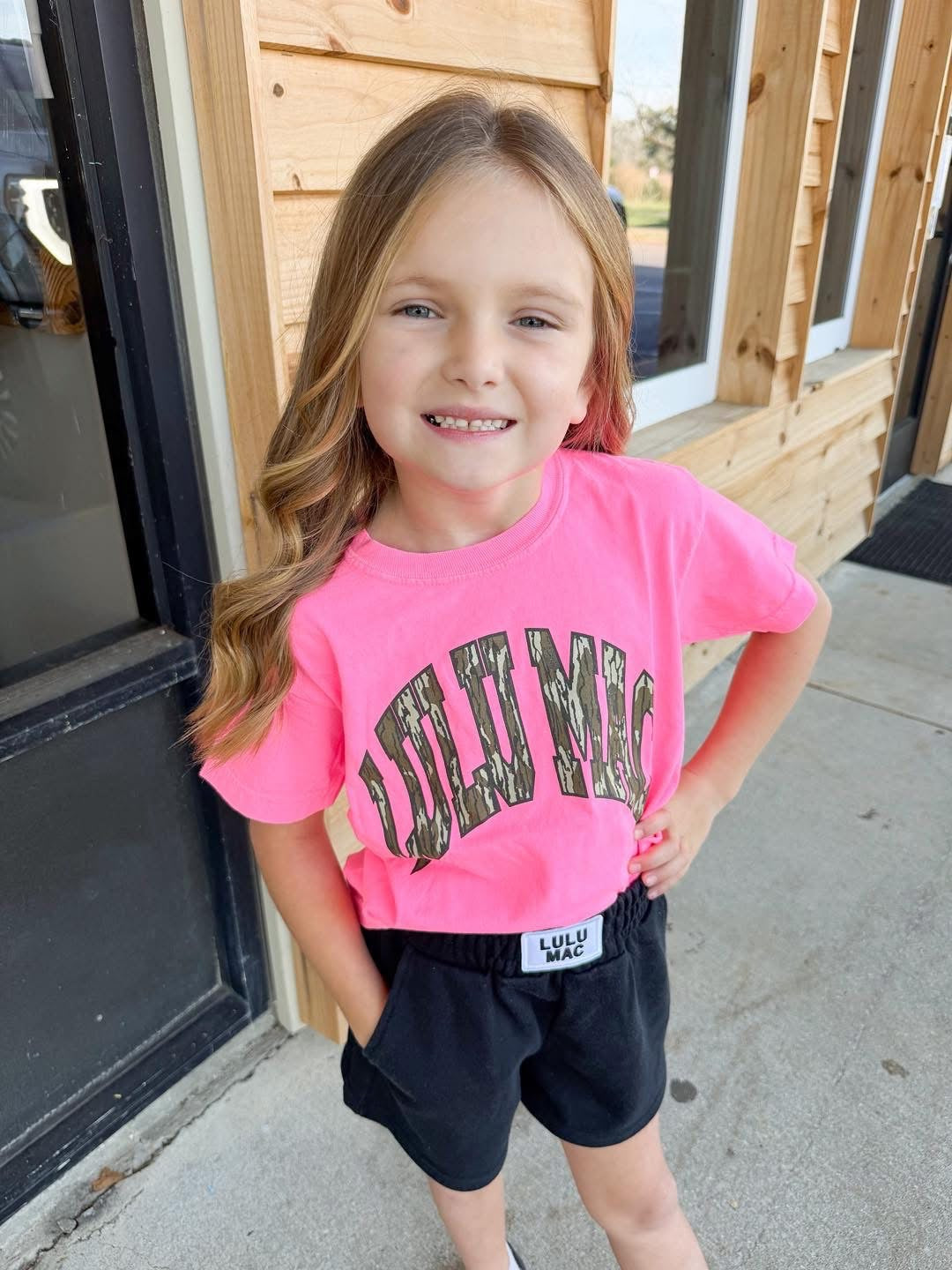 Youth Lulu Mac Neon Pink COMFORT COLORS MOSSY OAK TEE