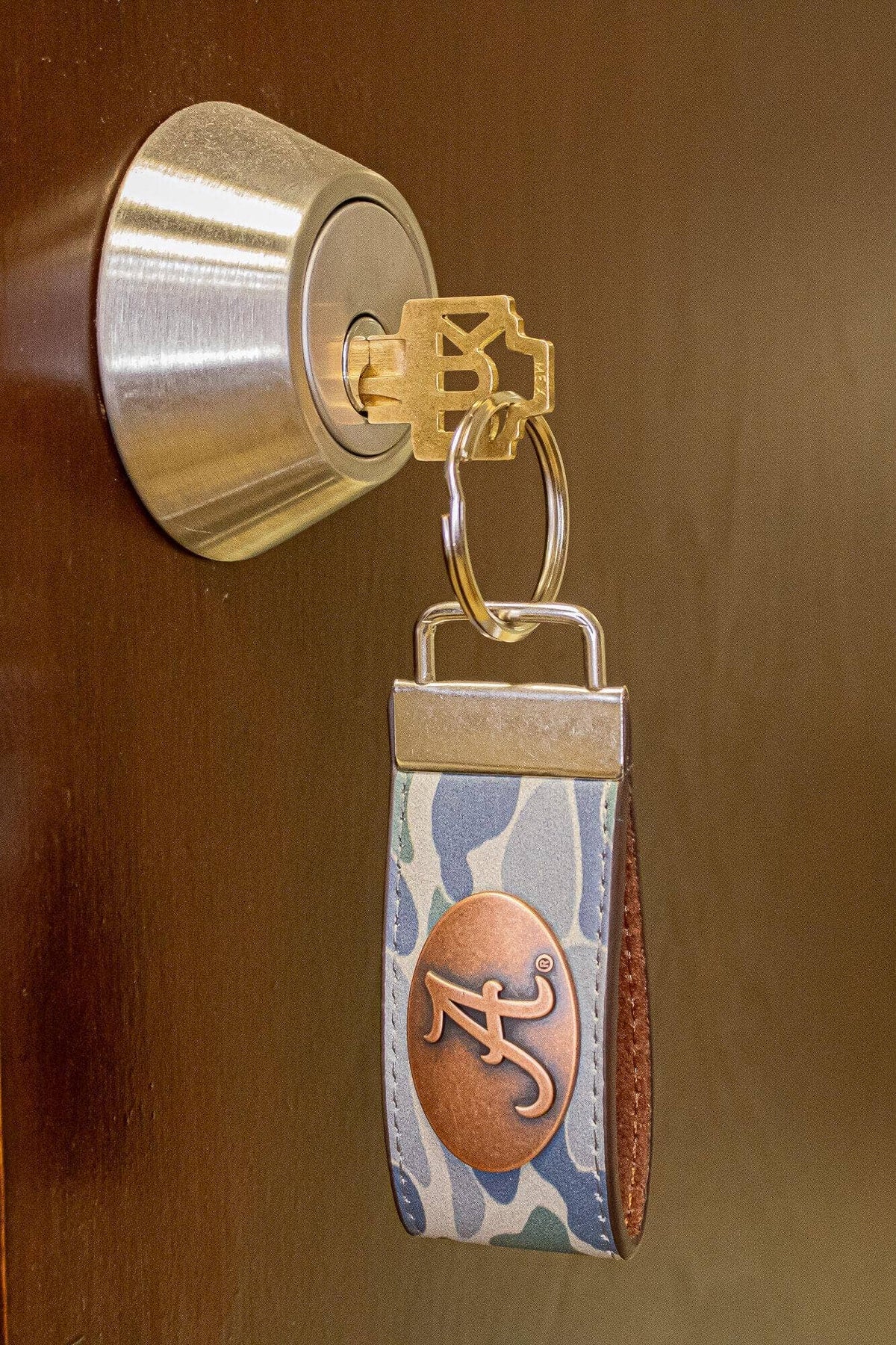 Alabama Crimson Tide Old School Camo Leather Loop Keychain.: Brown/Tan Camo